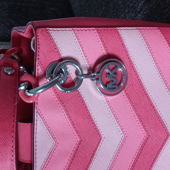 π΄SOLDπ΄πRARE/HTF Michael Korsπ - Cynthia Small Coral Chevron Saffiano Leather - Picture 5 of 16